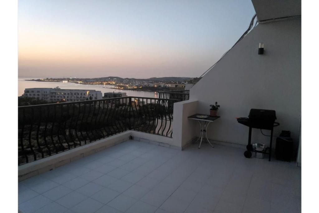 Gaia Penthouse Sea And Country Views Home St. Paul's Bay Exteriér fotografie